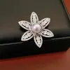 Broche Redondo de Pérola com Flor Vazada de Zircônia, Alfinete de Luxo de Alto Padrão, Acessórios de Vestuário com Temperamento Exquisito Estilo Palaciano Atacado