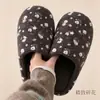 Otoño/Invierno 2026 Nuevas Zapatillas de Casa Casuales Florales de Color Contrastante Dulce Hogar Silenciosas Cálidas Antideslizantes de Algodón para Mujer
