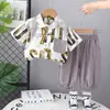 Roupa de Verão para Meninos 2025 Nova Estilosa Roupas de Verão para Bebês Crianças Pequenas Camisa com Letra Grande Conjunto de Duas Peças Tendência