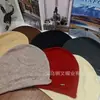 Gorro casual estiloso estilo coreano com logo de metal, elegante e versátil, faz o rosto parecer menor, cool e estiloso, perfeito para outono e inverno
