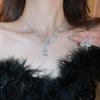 Conjunto de dos piezas de collar y pendientes de moda para novias transfronterizas con adornos de diamantes en forma de gota de agua, cadena para mujer, luz súper brillante, lujo al por mayor