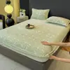 Falda de Cama de Felpa de Leche Grabada Clase A Pieza Única Otoño Invierno Felpa Gruesa Coral Cubre Cama Cubre Colchón Cubierta Protectora