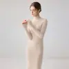 Nueva colección otoño/invierno: Vestido de punto 100% cachemir, elegante y sofisticado, de cuello semi-alto, corte ajustado, color liso y que estiliza la figura, para mujer.
