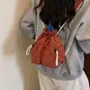 Mochila feminina com toque vintage, estilo outono nicho, versátil para o dia a dia, novo design simples e estiloso, bolsa elegante de ombro único 2026