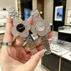 Novo Estilo Flor de Chá Pérola Diamante Incrustado Trevo de Quatro Folhas Design de Quartzo Relógio para Mulheres, Luxo Leve Retrô High-End Pulseira de Aço Inoxidável