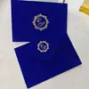 Sobre de terciopelo marrón oscuro con logo de marca estampado en dorado, tarjeta acrílica de borde dorado irregular, invitación de negocios
