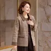 Ropa de primavera y otoño para mujeres de mediana edad y mayores, abrigo a cuadros con cuello para mujer, blusa de otoño para abuela, ropa para personas mayores, estilo elegante para madre