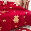 Novo conjunto de quatro peças para casamento escovado e amigável à pele, bordado de dragão e fênix, vermelho festivo, roupa de cama simples para quarto de casamento, lençol de cama de casamento