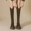 Botas Altas de Suela Gruesa para Mujer Chuyuji 2026 Otoño Nuevo Marrón que Aumentan la Altura de Caña Alta con Corte en V Botas de Jinete para Mujeres Bajitas