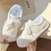 Tênis de Primavera de Alto Valor Estético para Mulheres 2026 Novos Sapatos Individuais Versáteis Estilo Ins para Meninas Sapatos Brancos de Solado Grosso Sapatos de Treino Alemães