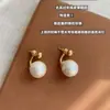 "Abalorio Floral de Perla" aretes de botón florales vintage con circonita y perla, aretes de lujo ligero de alta gama con un diseño único, aretes de nicho
