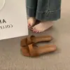 Sandalias retro de nicho Chuyuji con estampado de leopardo sin cordones para mujer, adecuadas para el verano al aire libre, versátiles y cómodas, con un bonito tacón de cuña bajo.