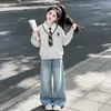 Conjunto de Dos Piezas para Niñas de Edad Media y Grande con Sentido del Diseño, Sudadera de Dos Piezas Falsas, Jeans Dulces con Lazo, Nuevo Estilo Primavera y Otoño