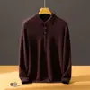 Polo de cachemira para hombre con un corte elegante, urbano, minimalista y relajado, que encarna una estética "old money" para otoño e invierno