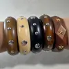 Yong Ge Accesorios Retro Europeo y Americano Tachuelas Redondas de Plata Pulsera Ancha de Madera Maciza Remache de Estrella de Cinco Puntas Poligonal Joyería de Mano al por Mayor