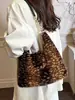 Bolso de mano retro transfronterizo nuevo otoño/invierno, bolso de hombro de cadena moderno y elegante, bolso de hombro de felpa versátil y chic