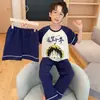 Nuevo Estilo Conjunto de Pijama de Verano para Niños con Mangas Cortas y Pantalones Largos, Ropa de Casa tipo Algodón para Niños Grandes, Conjunto Delgado de Tres Piezas para Niños
