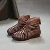 Jiezhou Colección Otoño 2026: Estilo Artístico de Nicho, Artesanía Plisada, Zapatos Retro para Mujer con Diseño Abierto en la Punta, Hechos de Cuero de Vacuno de Flor Entera