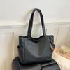 Bolsa tote estilosa e espaçosa para mulheres, um design novo e versátil perfeito para viagens, trabalho e uso diário, apresentando um visual simples e elegante
