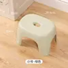Taburete pequeño engrosado para adultos, resistente y duradero, banco de plástico para el hogar para sala de estar, taburete bajo para baño para cambiarse los zapatos para mujer