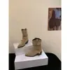 Botas Martin de ante de tacón alto con punta fina y corte en V para mujer, nuevas botas de media pantorrilla apiladas 2026 en color caqui