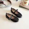 Zapatos Casuales de Cuero para Niñas Estilo Nuevo Verano 2025 Zapatos de Cuero Calados de Rendimiento para Niños Medianos y Grandes Zapatos de Suela Suave