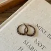 Pendientes de moda, de alta gama, modernos y elegantes con forma de C, diseño geométrico y acabado aterciopelado, perfectos para un viaje al estilo de Hong Kong y versátiles para cualquier atuendo.