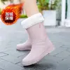 Botas de lluvia para mujer de nuevo estilo transfronterizas, adultas, engrosadas, a la moda, bonitas, botas de lluvia elegantes, zapatos de agua de invierno, zapatos de goma, venta al por mayor