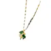 [Acero de Titanio] Lujo Ligero Flor de Cuatro Pétalos con Microincrustaciones de Circonita Esmeralda y Diamantes Completos Colgante Chapado en Cobre Dorado Estilo ins