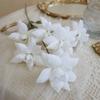 [Material de flor blanca] Arreglo floral de hortensia, rosa, flor de pasto escarchado con decoración de material de hoja de niebla de techo de pasto, flor de simulación para boda