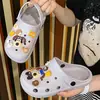 Zapatos perforados de nuevo estilo para mujer, zapatos cerrados de verano para uso en exteriores, sandalias slip-on para hombre, zapatos de playa ligeros de suela blanda, modernos para parejas