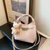Bolsa Saco Simples de Luxo para Mulheres 2025 Novo Estilo Fashion Versátil Nicho Ombro Único Transversal Elegante Bolsa de Mão para o Trabalho