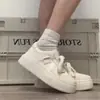 Zapatillas blancas de suela gruesa resistentes al olor para mujer, nuevo modelo versátil de principios de primavera 2026, casuales deportivas que aumentan la altura para estudiantes