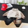 Conjunto de Roupa para Meninos Primavera e Outono 2026 Novo Estilo Roupas de Primavera para Crianças Moletom Estiloso com Gola para Bebê Conjunto de Duas Peças Roupas para Meninos