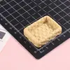 Cesta de pão simulada em resina trançada Casa de boneca miniatura brinquedo de comida acessório feito à mão atacado