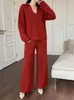 Nuevo conjunto de punto para otoño e invierno para mujer, estilo suelto y casual, suéter de cuello en V de color liso y pantalones de pierna ancha, conjunto de dos piezas para casa
