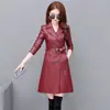 Chaqueta de Cuero de Moda para Mujer 2025 Nuevo Otoño e Invierno Ajustada Gabardina de Borrego Lavado Abrigo de Cuero de Longitud Media