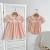 Vestido de Verão Novo Estilo para Meninas Estilo Coreano com Barra de Renda Gola Boneca Macacão Bebê Peça Única Roupas Combinando para Irmãs