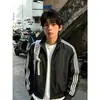 Chaqueta deconstructada a rayas estilo americano azul marino, atuendo de otoño para hombre, cuello alto, chaqueta bomber, corta, chaqueta de béisbol de alta costura