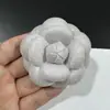 Broche de Flor de Camélia Ultra-Resistente Estilo Chanel Tweed Tendência de Alta Qualidade 6,8cm 400 Cores com Alfinete