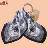 Bufanda Cuadrada Nueva Estilo para Mujer de 70 cm con Dulce Estampado Floral y de Mariposas, Bufanda de Seda, Chifón Satinado, Fábrica Proveedora al por Mayor Bufanda