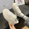 Versátiles zapatillas blancas que aumentan la altura para mujeres bajitas, nuevo modelo otoño 2026, adecuadas para combinar con faldas, zapatillas casuales de suela gruesa