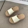 Solado plataforma aumentando altura sapatos femininos casa férias compras 2026 nicho estilo não comum chinelos femininos plissado simples generoso