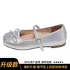 Sapatos Mary Jane rasos estilo francês com laço para mulheres, nova coleção primavera/verão 2026, apresentando uma estética suave e etérea e um design de bico raso, perfeitos como sapatilhas de balé