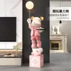 Alemania 2026 Modelo Nuevo Juguete de Moda Oso Violento Decoración Grande de Pie para Sala de Estar Mueble de TV Lámpara Lateral de Sofá Tienda