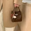 2025 Nueva Moda Bolso de Hombro Versátil Bolso Cruzado Bolso de Mano de Diseño de Nicho de Alta Gama Bolso Cubo Cesta de Verduras