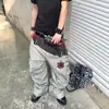 Jeans de cintura dupla, com acabamento vermelho, barra vermelha, bordado e perna larga, com um design único, um corte de perna curva descolado e estiloso, e um estilo de calça longa casual desgastada.