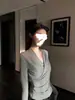Camiseta de Manga Larga de Color Sólido, Cuello en V Cruzado, Moda y Sencillez, Top Base Plisado con Efecto Adelgazante Femenino para Otoño e Invierno