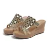 Nuevas pantuflas de mujer 2026 verano tacón de cuña para mujer suela gruesa moda casual exterior suela blanda sandalias de strass sandalias de piscina para mujer