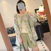 OOTD Atuendo Retro de Moda Estilo Chino Nuevo para Mujer: Un conjunto completo con top de botones, shorts y una nueva camiseta rosa con protección solar.